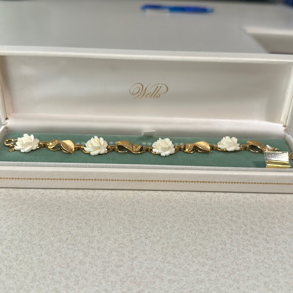 Wells 14Kt gold filled rose and leaf linked bracelets with safety chain (431) - Picture 1 of 7